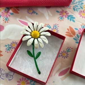 70s daisy adorable brooch / pin